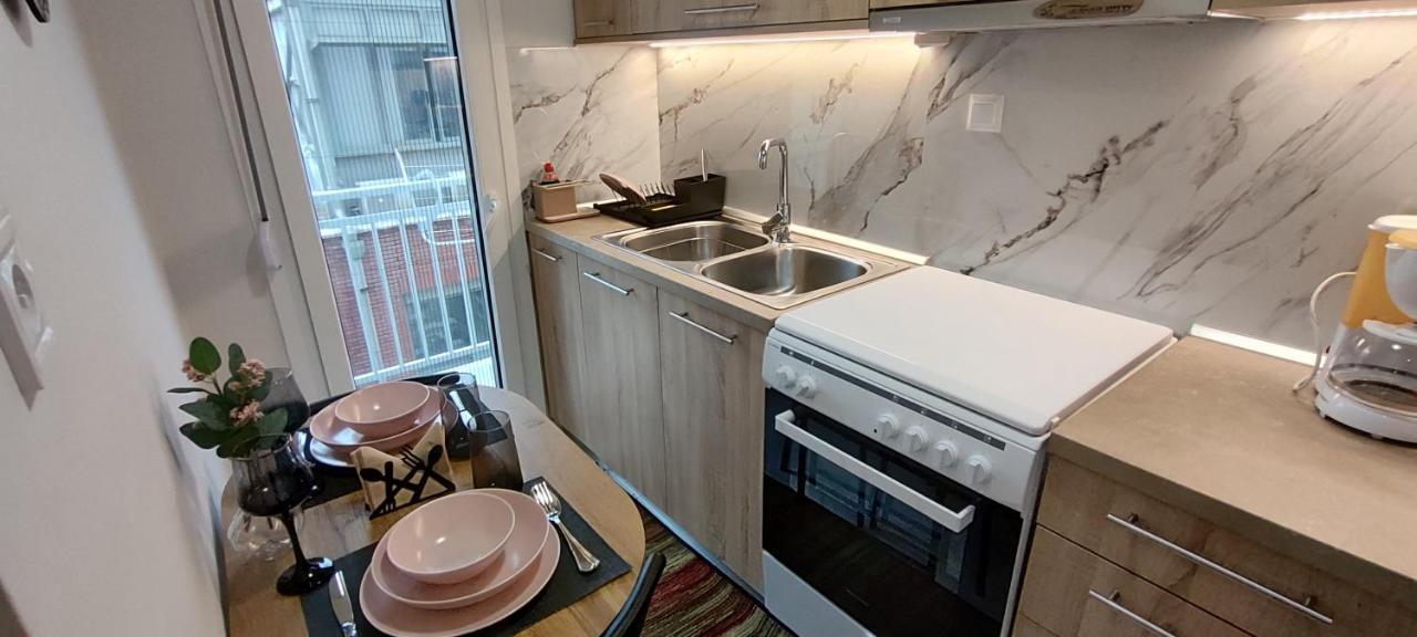 Hall Apartment *