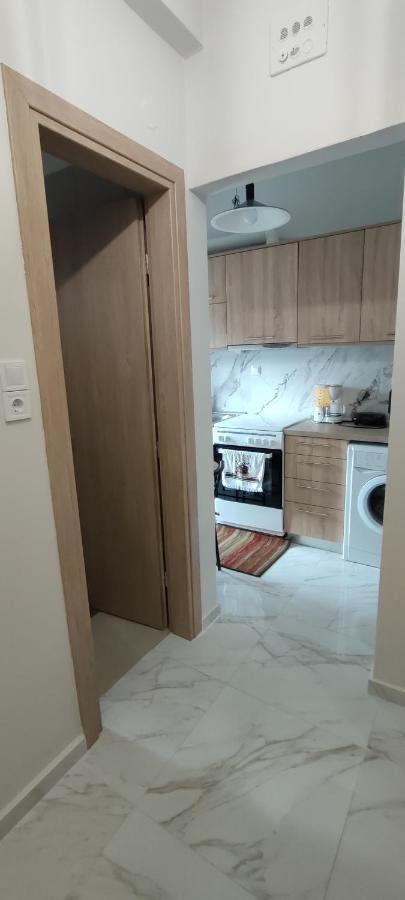 Hall Apartment *